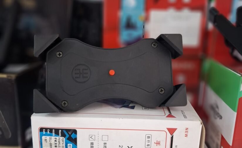 PORTA CELULAR PLASTICO CON CARGADOR