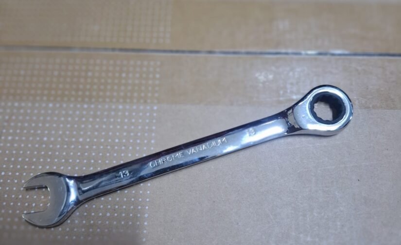 LLAVE CON MATRACA N.13