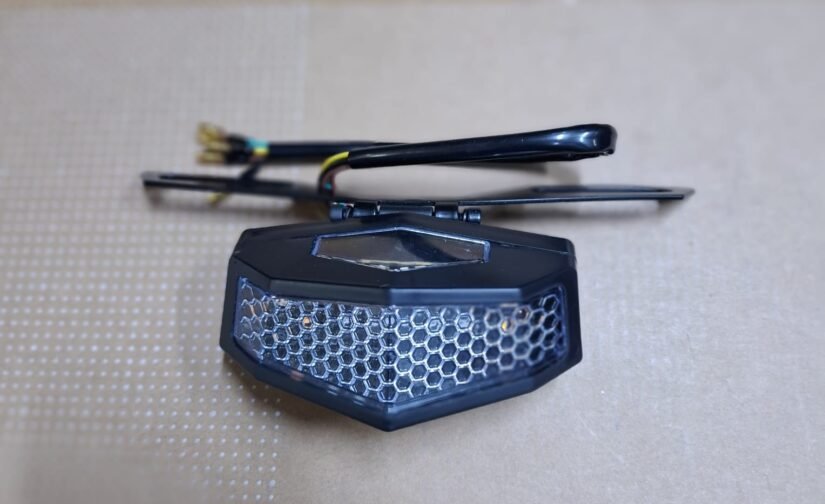 FARO POSTERIOR CON PORTA PLACA